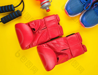 一对红色的拳击手套蓝色的运动鞋