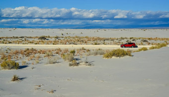 红色的车游乐设施危害<strong>沙子</strong>沙丘石膏白色金沙国家纪念碑墨西哥美国