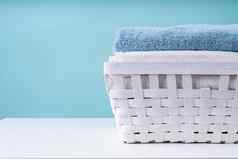 堆栈清洁毛巾白色洗衣篮子蓝色的背景