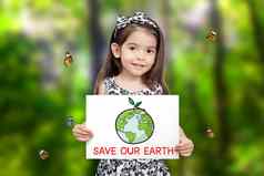孩子们持有纸画地球绿色幼苗增长