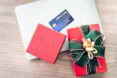 购物在线假期庆祝活动概念现在礼物盒子信贷卡移动PC庆祝周年纪念日问候礼物事件