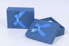 蓝色的礼物盒子白色背景