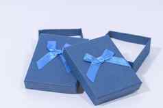 蓝色的礼物盒子白色背景