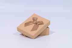 棕色（的）礼物盒子白色背景
