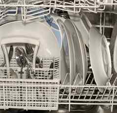 洗碗机完整的餐具银器