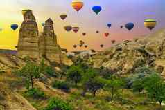 热空气气球飞行日落山景观cappad