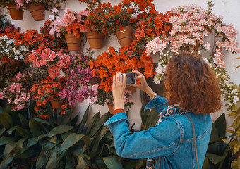 旅游女人采取照片街完整的花盆地板上墙西班牙