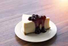 蓝莓奶油芝士蛋糕白色板木表格