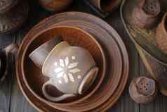 乡村手工制作的陶瓷粘土棕色（的）Terracotta杯盘子碗前视图