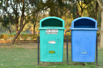 德里政府安装很多<strong>绿色</strong>蓝色的垃圾桶城市公园<strong>绿色有机</strong>浪费蓝色的<strong>有机</strong>可回收的浪费