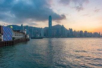 在香港香港天际线城市景观市中心摩天大楼维多利亚港口晚上在香港香港中国