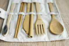 生态友好的竹子餐具集情况下表格浪费概念集竹子餐具情况下铺设表格勺子叉刀牙刷管中国人棒