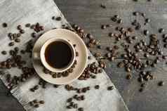 咖啡杯烤咖啡豆子木表格背景杯子黑色的咖啡分散咖啡豆子木表格新鲜的咖啡豆子