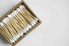 环保棉花拭子纸板盒子可回收的竹子棉花味蕾灰色的表面浪费概念生态产品化妆品棒盒子木棒清洁耳朵