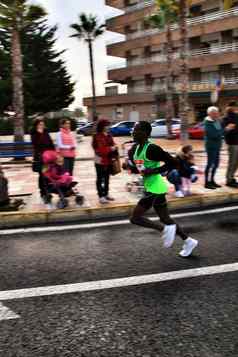 圣诞老人帕拉西班牙1月跑步者一半马拉松钓鱼村圣诞老人帕拉省利坎特阳光明媚的一天1月