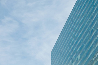蓝色的天空未来主义的现代企业办公室建筑