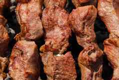 开胃的多汁的猪肉希什烤肉串烹饪串木炭烧烤