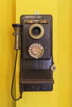 古董古董电话黄色的难看的东西背景