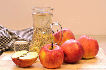 苹果苹果酒醋玻璃瓶新鲜的苹果木背景