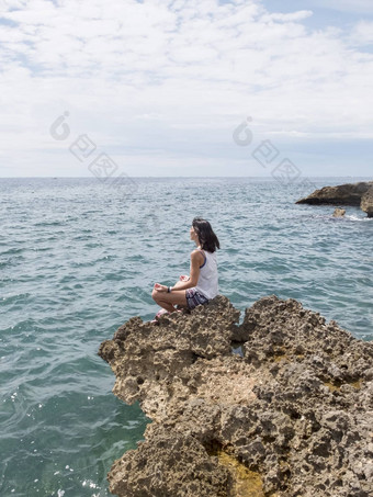 美丽的女人练习<strong>瑜伽</strong>海滩<strong>日</strong>出