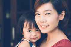 家庭肖像的关系年轻的亚洲妈妈。女儿快乐的快乐妈妈孩子微笑拥抱表达式情感父护理孩子生活方式概念