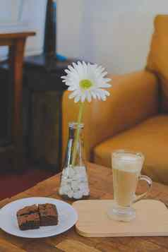 人工白色非洲菊花巧克力蛋糕热拿铁卡布奇诺咖啡摩卡咖啡