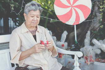 亚洲老女人<strong>上</strong>了年纪的高级持<strong>有礼</strong>物现在盒子圣诞节树