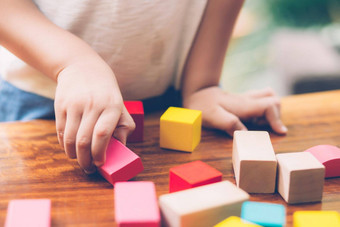 特写镜头手男孩玩木块玩具表格有创意的发展享受快乐孩子学习技能活动谜题创造力游戏桌子上首页教育概念
