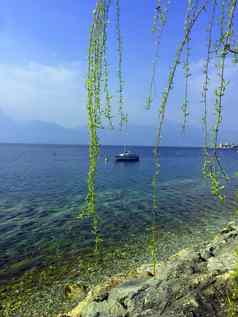 游艇蓝色的湖春天泻湖加尔达意大利