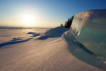 冬天景观湖贝加尔湖美丽的山<strong>雪天</strong>空