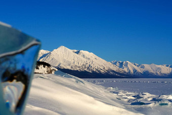 冬天景观湖贝加尔湖美丽的山<strong>雪天</strong>空