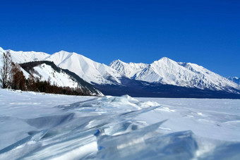 冬天景观湖贝加尔湖美丽的山雪天空