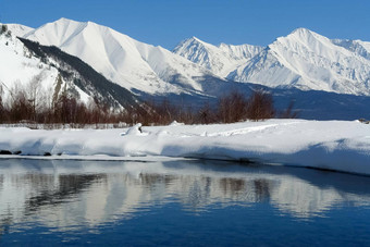 冬天景观湖贝加尔湖美丽的山雪天空