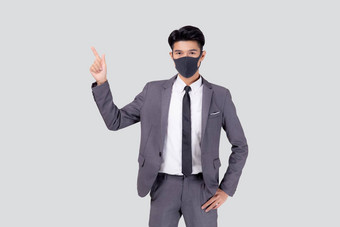 肖像年轻的亚洲商人西装穿脸面具保护科维德孤立的白色背景业务男人。展示显示检疫流感大流行冠状病毒正常的