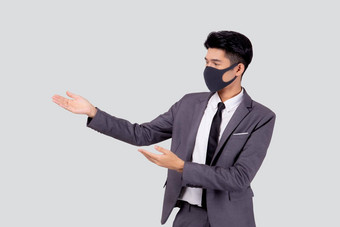 肖像年轻的亚洲商人西装穿脸面具保护科维德孤立的白色背景业务男人。<strong>展示</strong>显示检疫流感大流行冠状病毒正常的