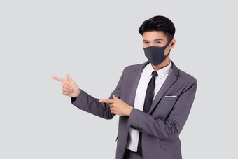 肖像年轻的亚洲商人西装穿脸面具保护科维德孤立的白色背景业务男人。<strong>展示</strong>显示检疫流感大流行冠状病毒正常的