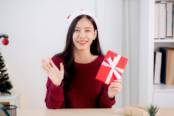 年轻的亚洲女人自拍视频调用在线朋友显示<strong>红色</strong>的礼物盒子圣诞节一天相机首页社会距离正常的女视频<strong>会议</strong>沟通假期