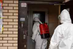 乌克兰基辅男人白色保护西装面具消毒室内表面内部建筑冠状病毒疫情感染预防控制疫情