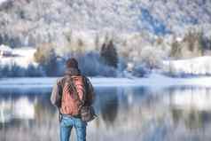 户外冒险高加索人男人。站湖岸享受视图美丽的冬天景观奥地利