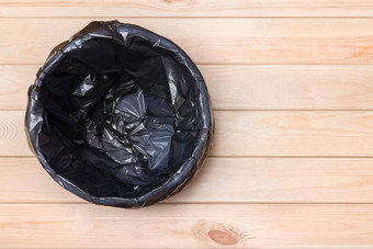 空本木背景垃圾前视图垃圾篮子垃圾黑色的袋垃圾空垃圾本浪费塑料包空垃圾本本木地板上垃圾