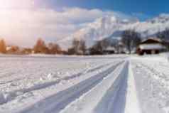 越野滑雪奥地利坡新鲜的白色粉雪山模糊的背景