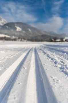 越野滑雪奥地利坡新鲜的白色粉雪山模糊的背景