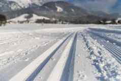 越野滑雪奥地利坡新鲜的白色粉雪山模糊的背景