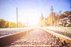 可持续发展的旅行火车铁路跟踪色彩斑斓的田园景观秋天