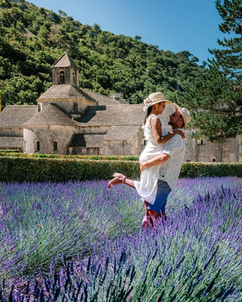 夫妇假期普罗旺斯法国参观薰衣草字段普罗旺斯法国