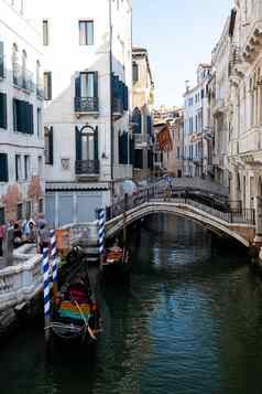 威尼斯意大利7月威尼斯用凤尾船运送撑船贡多拉大运河威尼斯意大利贡多拉传统的平底的威尼斯划船船独特的运输威尼斯意大利