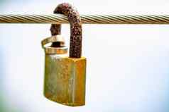 生锈的挂锁挂金属电缆婚礼环象征着婚姻爱永远
