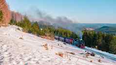 哈尔茨国家公园德国蒸汽火车布罗肯冬天景观著名的蒸汽火车彻底消除冬天山布罗肯哈尔茨国家公园山德国