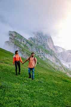 夫妇假期徒步旅行意大利白云石山脉令人惊异的视图seceda峰特伦蒂诺高阿迪杰白云石山脉阿尔卑斯山脉南提洛尔意大利欧洲