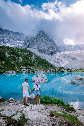 夫妇访问蓝色的绿色湖意大利白云石山脉美丽的湖索拉皮斯泻湖索拉皮斯白云石山脉受欢迎的旅行目的地意大利